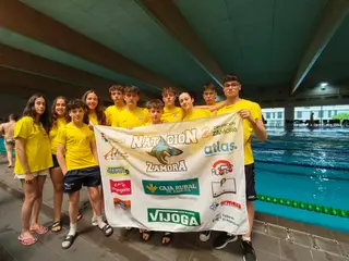 Los componentes del equipo CD Natación Zamora al finalizar la competición.