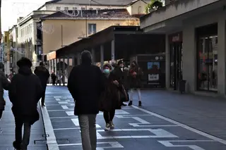 Ciudadanos con mascarilla pasean por Santa Clara durante la pandemia