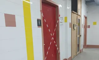 Imagen de las duchas de los Almendros clausuradas cuando se detectó legionela en las mismas