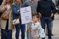 En la concentración se han visto personas de todas las edades, reflejando que es un problema que afecta a todos los miembros de la familia