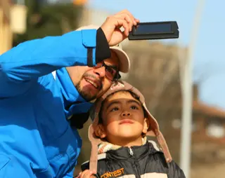 Un padre y un hijo observan el eclipse de sol visto desde Ponferrada. César Sánchez. ICAL