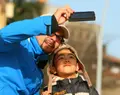 Un padre y un hijo observan el eclipse de sol visto desde Ponferrada. César Sánchez. ICAL