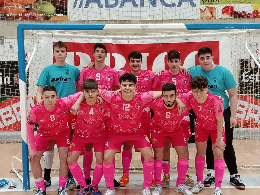 Equipo que viajó a Coruña a enfrentarse al líder