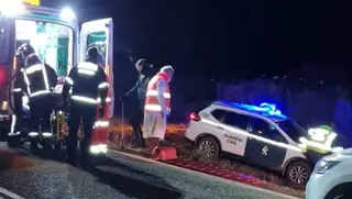 Guardia Civil y ambulancia en un accidente de madrugada. Archivo