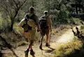 Dos turistas disfrutan del camino de Santiago en la provincia