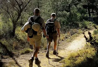 Dos turistas disfrutan del camino de Santiago en la provincia
