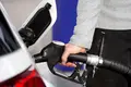 Repostaje en gasolinera. Archivo