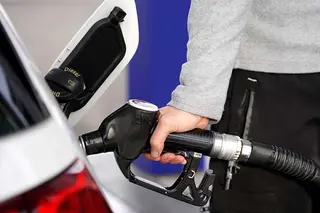 Repostaje en gasolinera. Archivo
