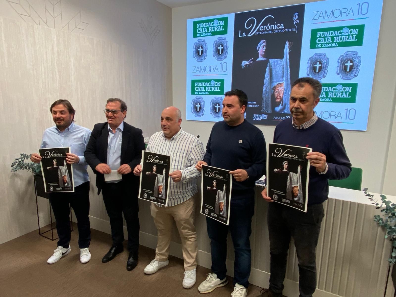 Presentación de La Verónica con representantes de Caja Rural, Zamora 10 y la Cofradía de Jesús Nazareno