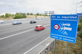 Un cartel que indica un radar de prohibición de circular a más de 90 kilómetros por hora en la autovía EP