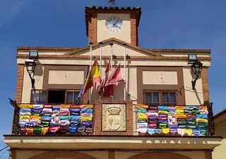 Moraleja del Vino ya calienta motores para celebrar sus fiestas patronales en honor a Santa María Magdalena, que este año se desarrollarán del 17 al 23 de julio con un completo programa pensado para todos los públicos. Música en directo, actividades infantiles, festejos populares, deporte y propuestas para las peñas volverán a llenar de ambiente las calles del municipio. La programación comenzará de forma previa el 10 de julio con el inicio del torneo de fútbol sala 24 horas, cuya final y entrega de premios tendrá lugar el 16 de julio, jornada en la que también se repartirán las camisetas de las fiestas. El viernes 17 de julio arrancarán oficialmente los festejos con el pregón inaugural, seguido del tradicional desfile de peñas, amenizado por la charanga Rotato. La primera gran noche festiva concluirá con la macrodiscoteca Alefran y la actuación de Cadenas DJ en la Plaza Mayor. El sábado 18 de julio estará dedicado a las familias y a la afición taurina. La mañana comenzará con un parque infantil, mientras que por la tarde se celebrará el concurso de cortes. Ya de madrugada llegará la verbena con la Orquesta Marsella, seguida de la actuación de Nómada Street Music. La programación continuará el domingo 19 de julio con un encierro campero por la mañana y una suelta de vacas por la tarde. La jornada finalizará con la sesión musical de la discoteca móvil La Rave. El lunes 20 de julio las peñas serán protagonistas con una gymkana, los más pequeños disfrutarán de los tradicionales carretones y la plaza de toros acogerá una divertida sesión de Humor Amarillo. La noche estará amenizada por la Orquesta Kronos. Uno de los eventos más esperados llegará el martes 21 de julio con la celebración de la Color Race, una actividad que volverá a llenar de color las calles de Moraleja del Vino. La verbena correrá a cargo de la Orquesta Waykas, antes de la actuación de La Tendencia. El día grande de las fiestas será el miércoles 22 de julio, festividad de Santa María Magdalena. La jornada comenzará con un nuevo parque infantil y continuará con la misa en honor a la patrona. Por la tarde habrá hinchables acuáticos para todas las edades y, por la noche, la Orquesta Versus pondrá la música a una de las citas más especiales del programa. Las fiestas concluirán el jueves 23 de julio con una cena popular de convivencia, en la que los asistentes podrán degustar un menú compuesto por pollo con guarnición, pan, helado y agua por un precio de 6 euros. Como broche final, la cantante Betty Lu ofrecerá la última actuación musical de unas fiestas que volverán a reunir a vecinos, peñas y visitantes en torno a una de las celebraciones más esperadas del verano en la comarca.