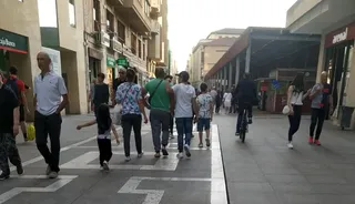 Ciudadanos pasean por Santa Clara en Zamora