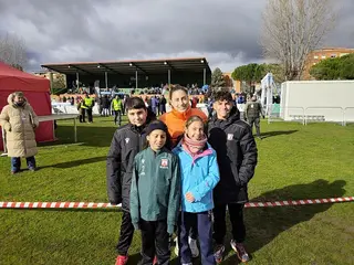 parte de la expedicion del vino toro casja rural posa con la atleta internacional y campeona de Europa Sub 23 Maria Forero