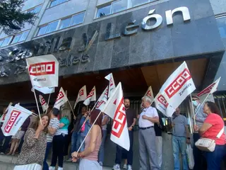Concentración de CCOO ante el Edificio de Servicios Múltiples de la Junta