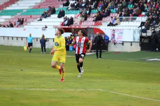 Dani Hernández en la disputa de un balón en el Zamora CF - Deportivo Fabril.