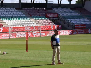 David Vizcaíno observando el primer entrenamiento del equipo | S.R.