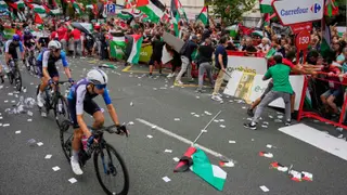 Imagen de las protestas durante La Vuelta-RTVE 