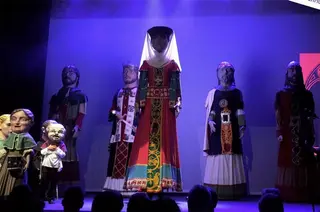 Capitonis mujer cercada ramos