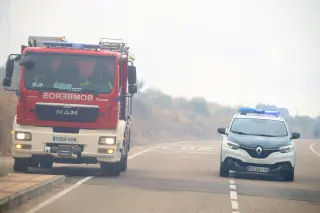 Bomberos y Guardia Civil en el incendio de Villalcampo este lunes | JL Leal (ICAL)
