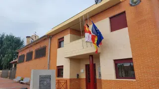 Las banderas de Roales del Pan ondean a media asta