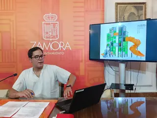 Pablo Novo durante la presentación de la actuación que se va a realizar en el parque infantil de La Marina