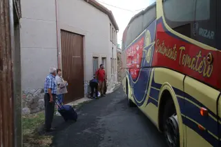 Personas esperan el autobús. Archivo