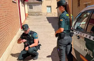 La Guardia Civil investigando los hechos