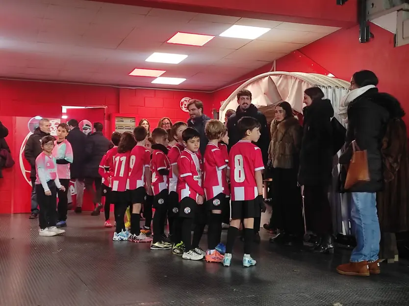 Niños vestidos con ambas equipaciones