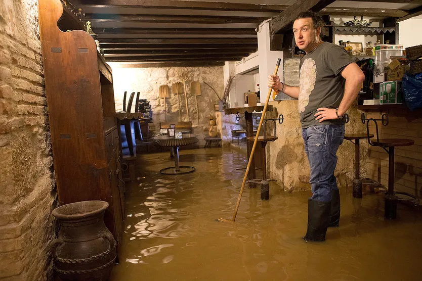 Imagen del restaurante Las Aceñas inundando por la crecida del Duero el pasado 2013