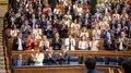 La bancada socialista y ministros aplauden al presidente del Gobierno-PSOE