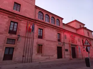 La Diputación se ilumina de rojo