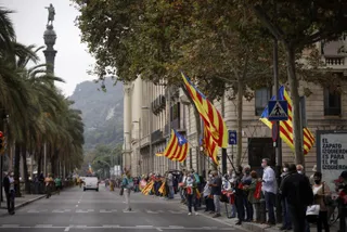Manifestantes independentistas forman una cadena humana en protesta por la visita del Rey a Barcelona entre el monumento de Colón y el Pla de Palau, en Barcelona, 9 de octubre de 2020.
