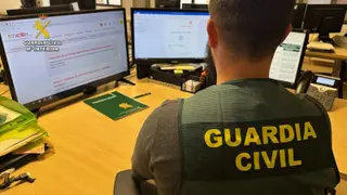 Guardia Civil. Ordenador. Estafa falso anuncio en internet