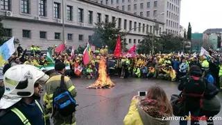Un centenar de trabajadores de los servicios de extinción de incendios en Salamanca y Zamora participan en Madrid en la ‘marea de fuego’