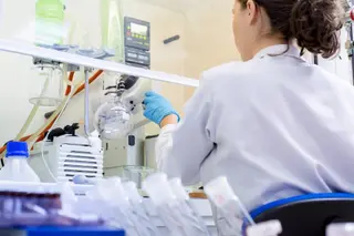 Sanitaria en un laboratoio. Archivo
