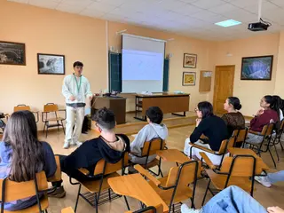 Charlas de la AECC en centros educativos de Benavente-Archivo