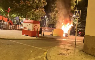 Imagen de contenedores ardiendo Foto: Redes sociales. Archivo