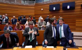 El presidente de la Junta de Castilla y León, Alfonso Fernández Mañueco, celebra junto al vicepresidente del ente autonómico, Juan García Gallardo, la aprobación de los Presupuestos en el Pleno de las Cortes.