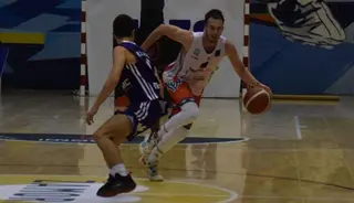 Un jugador del CB Zamora trata de superar a un rival