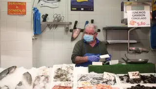 Un trabajador en un mercado. Archivo. Europa Press