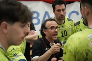 Félix Mojón dando indicaciones a los jugadores durante este último partido | Balonmano Zamora