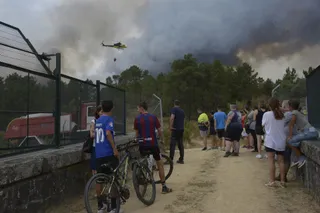 Vecinos y curiosos observan el fuego, a 12 de agosto de 2025, en Seixalbo, Ourense, Galicia (España) | Rosa Veiga - Europa Press