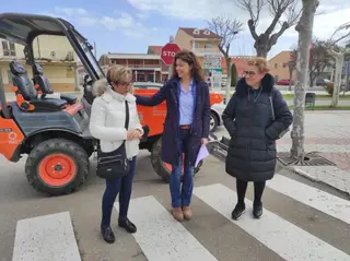 Clara San Damián junto con la alcaldesa de Moraleja del Vino