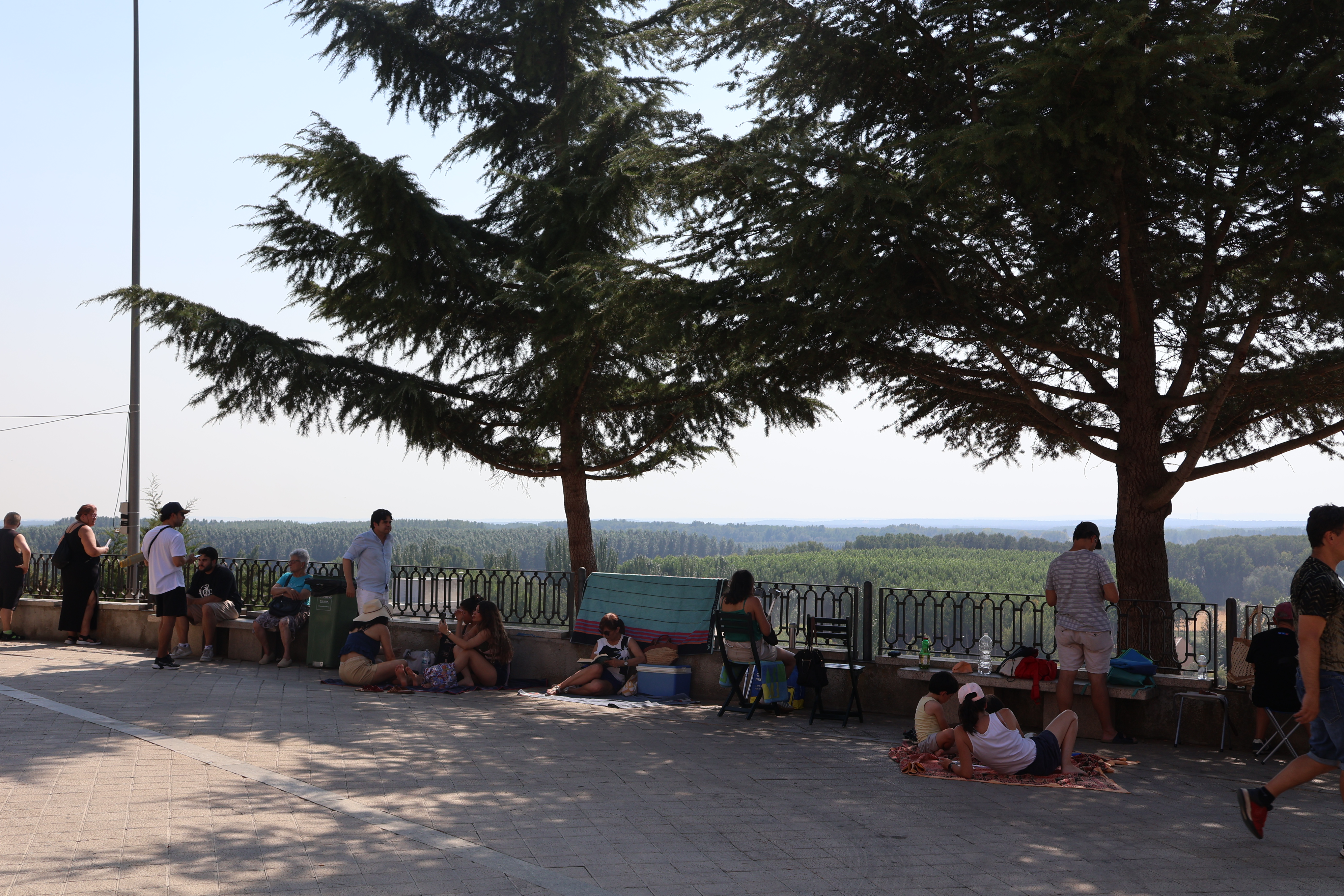Decenas de personas aguardan en el principal mirador de Benavente desde el que disfrutar del eclipse