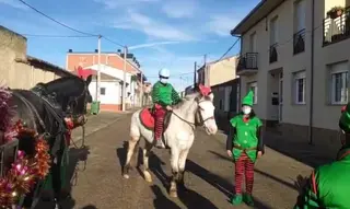 Los pajes reales pasean por Roales
