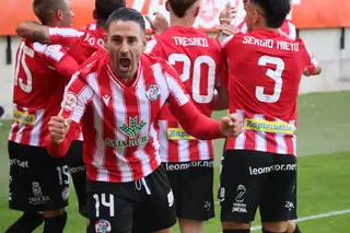 Kike Márquez celebra un gol en el Ruta de la Plata frente al Andorra
