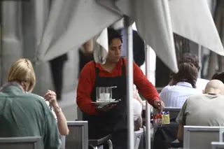 Imagen de un camarero trabajando Foto: Europapress