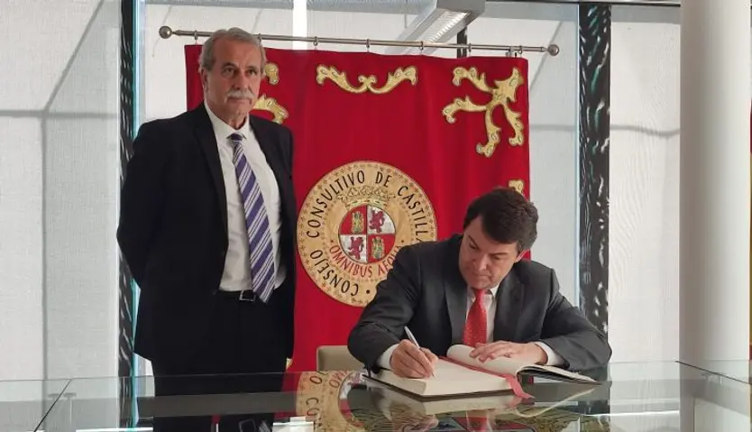 Instante de la firma en el libro de honor