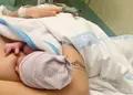 Imagen de un bebé recién nacido en el pecho de su madre-Archivo