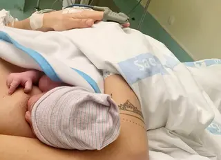 Imagen de un bebé recién nacido en el pecho de su madre-Archivo